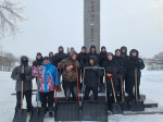 Воспитанники МУ "СШ № 2" очистили от снега территорию у памятника Первопроходцам Севера